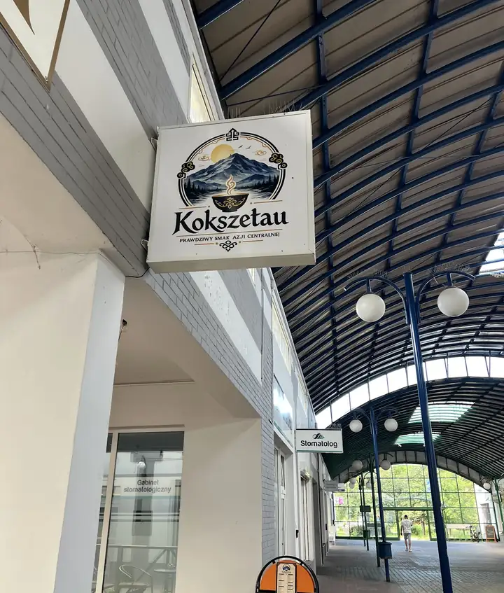 Szyld Kokszetau nad pasażem