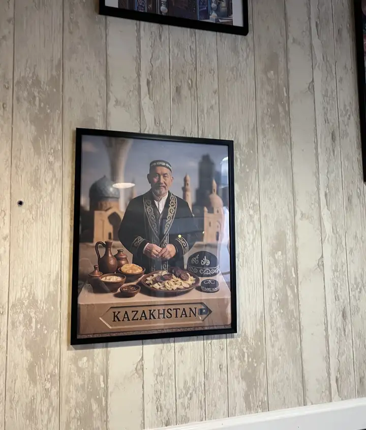 Obraz z podpisem Kazakhstan na drewnianej ścianie